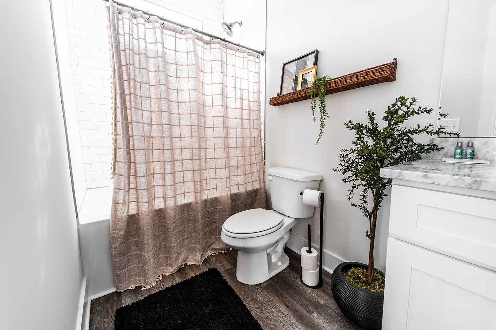 Unit 1: 4th Bedroom En-Suite Full Bathroom featuring Single Vanity and Shower/Tub Combo (1st Floor)