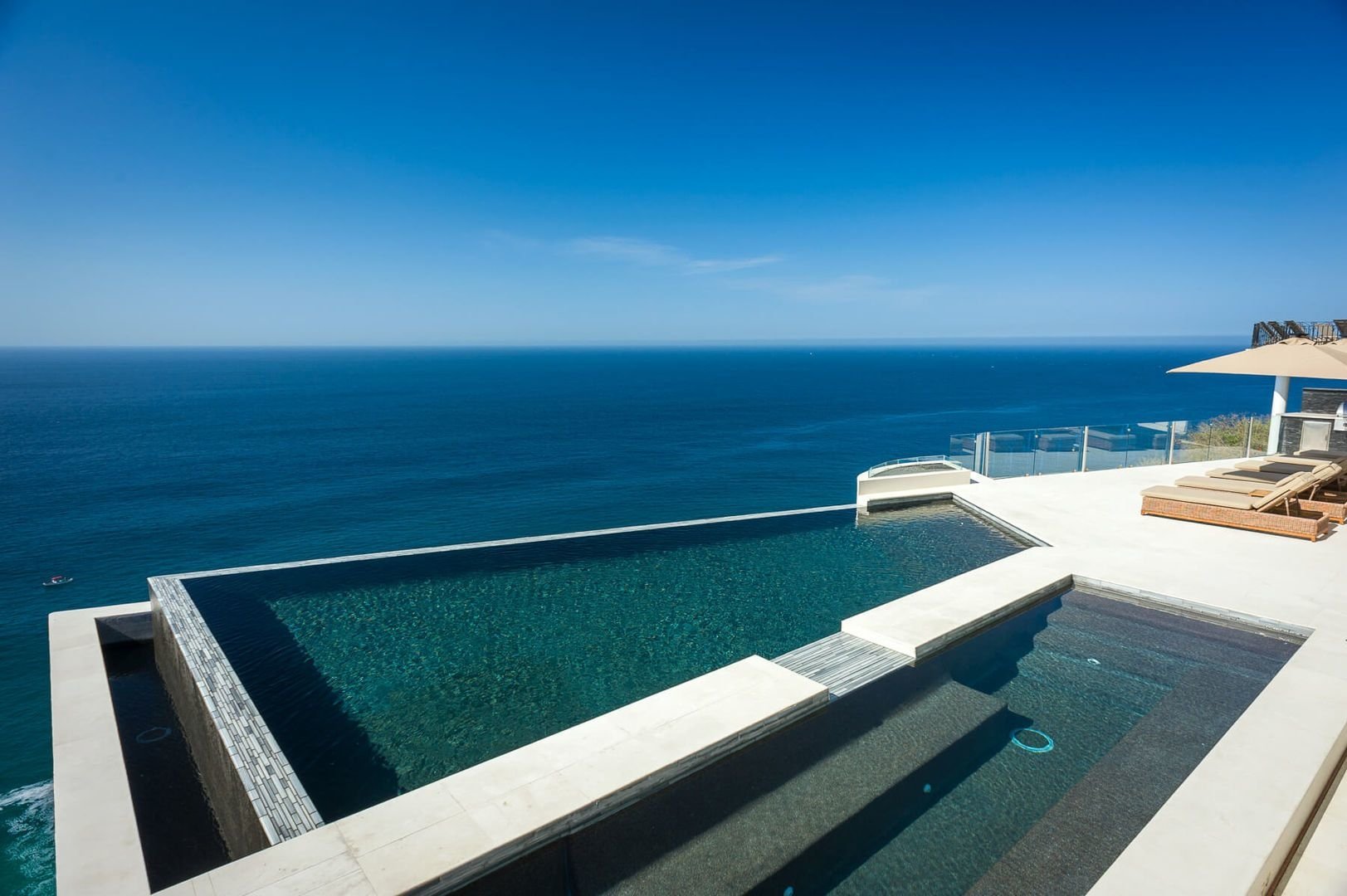 JACUZZI AND INFINITY POOL FACING THE OCEAN