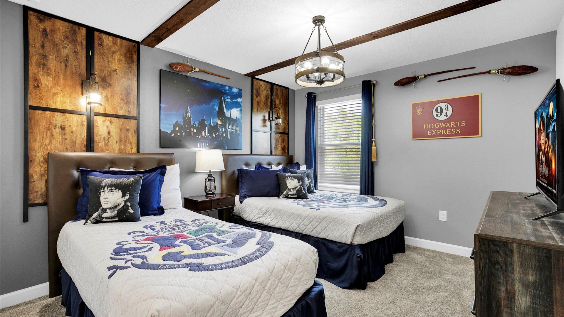 Twin/Double Suite Bedroom 6
Upstairs
Attached Bathroom
Harry Potter Theme