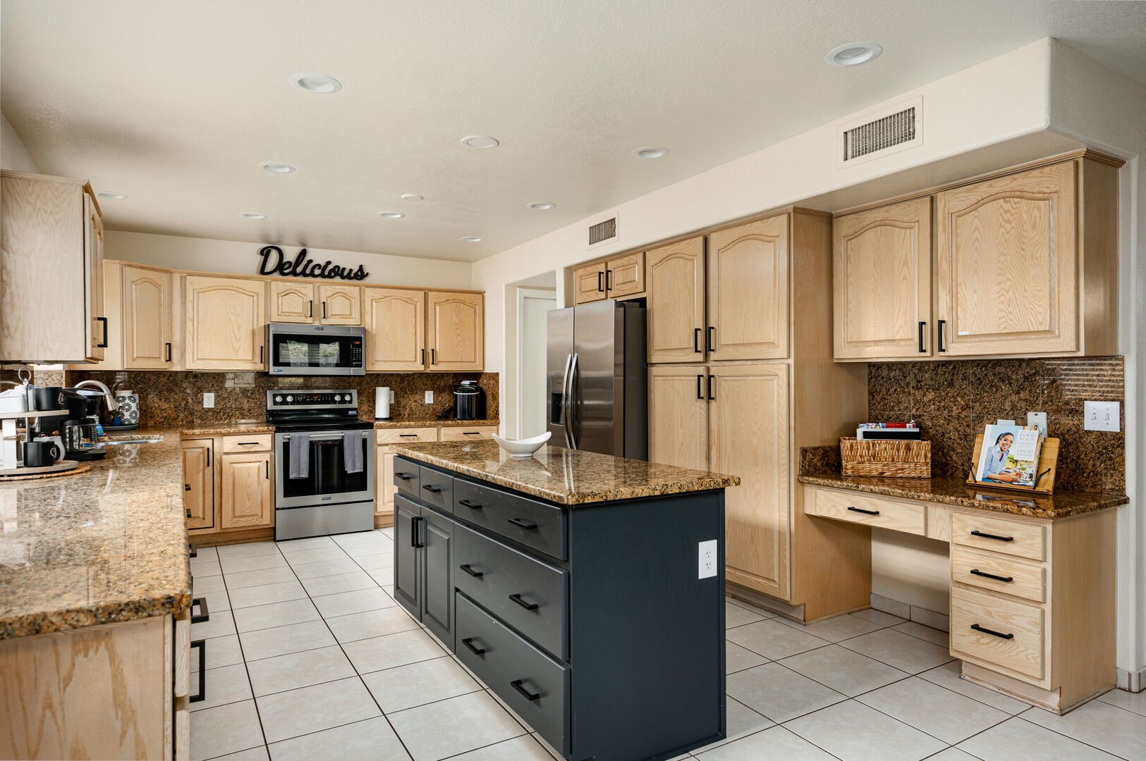 Spacious kitchen with all the necessities!