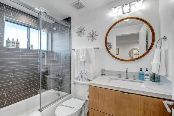 Bedroom Two En Suite Bathroom with Tub/Shower Combo