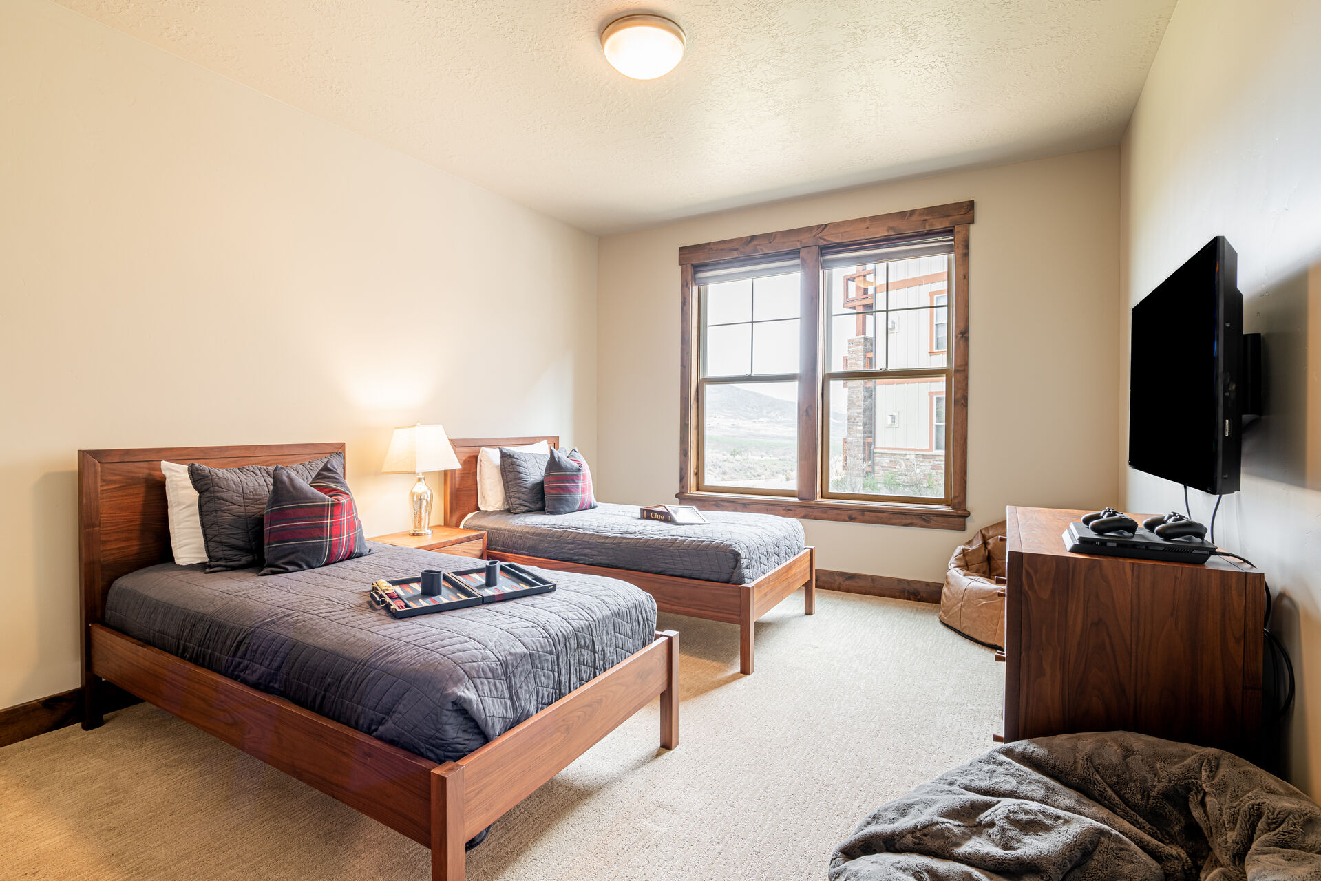 Bedroom 3 with Two Twin Beds and a Smart TV