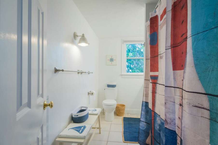 Bathroom w/ shower/tub combo
