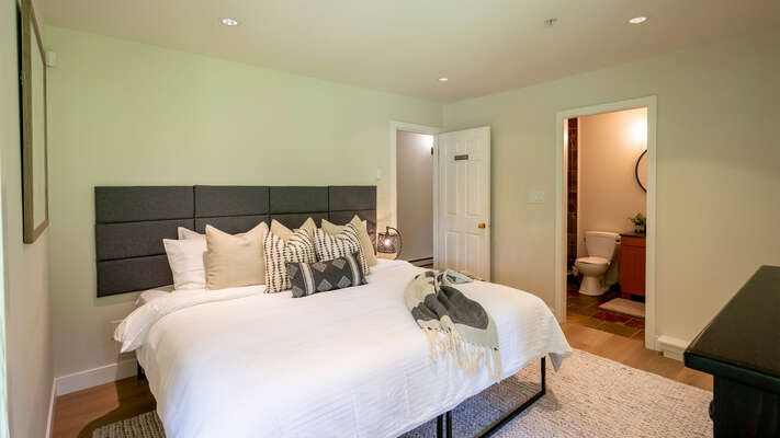 Lower Level - 3rd Bedroom With King Bed Or 2 Twin Beds & Ensuite