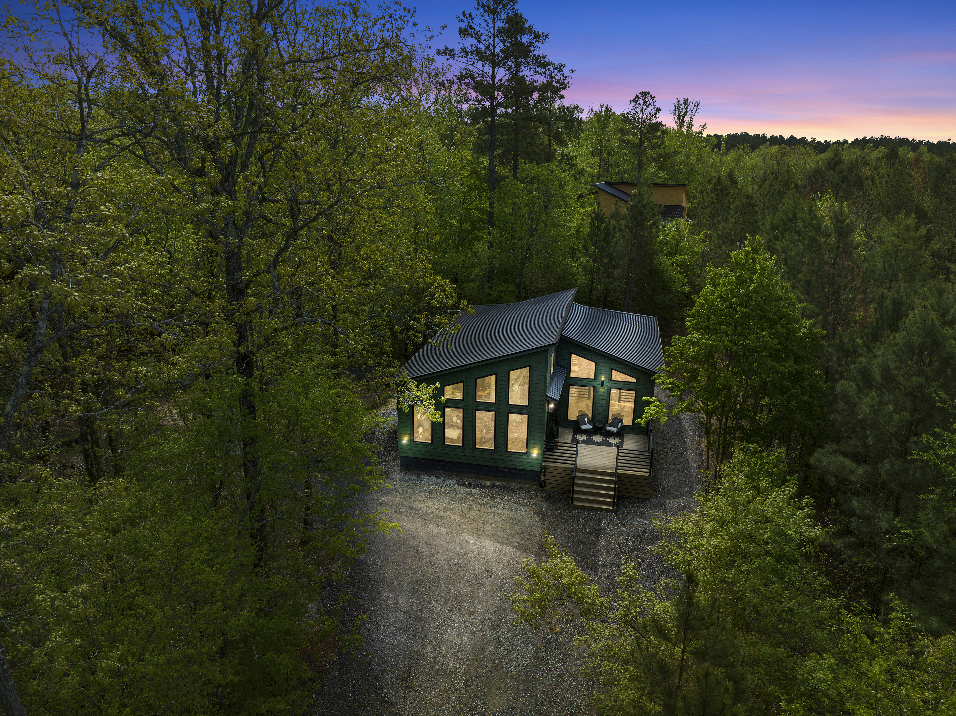 Romantic Creekside Cabin, Sleeps 2, Hot Tub - Virtual Tour Available