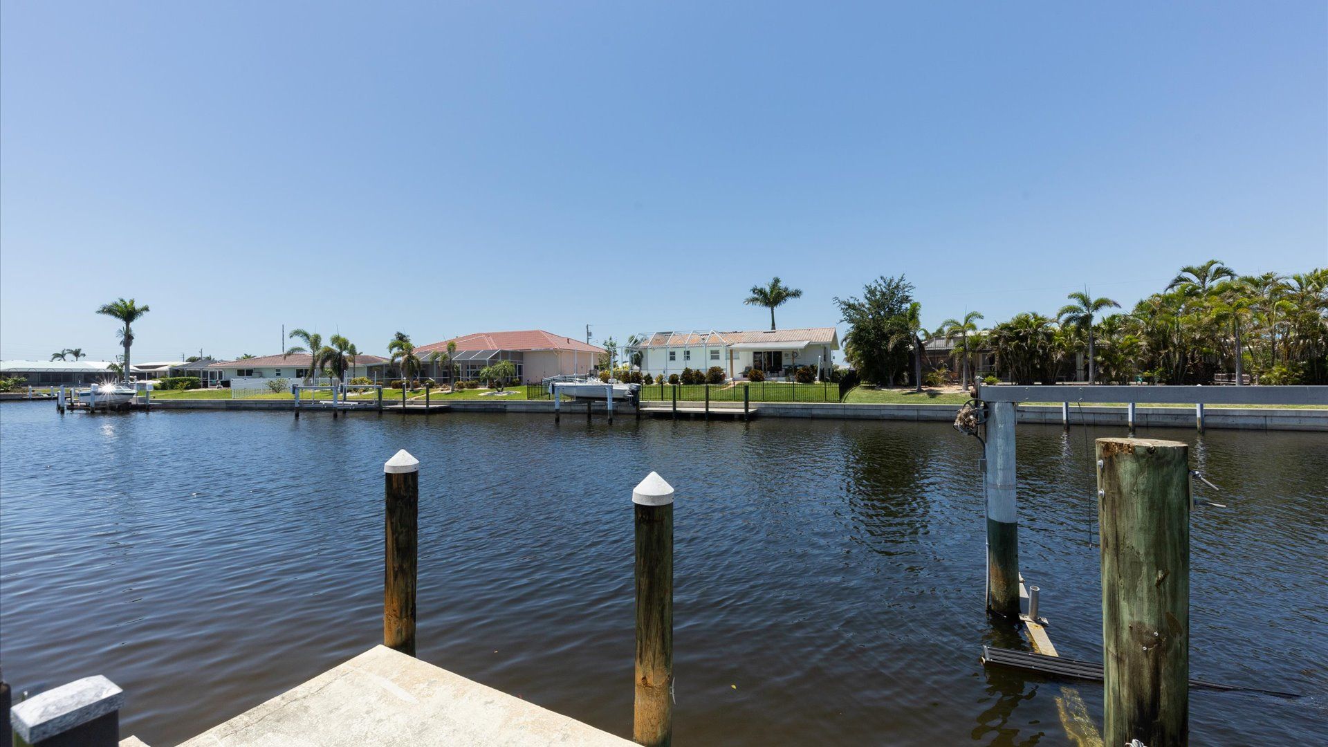 Punta Gorda Canal- boat lift not for guest use- small dock available