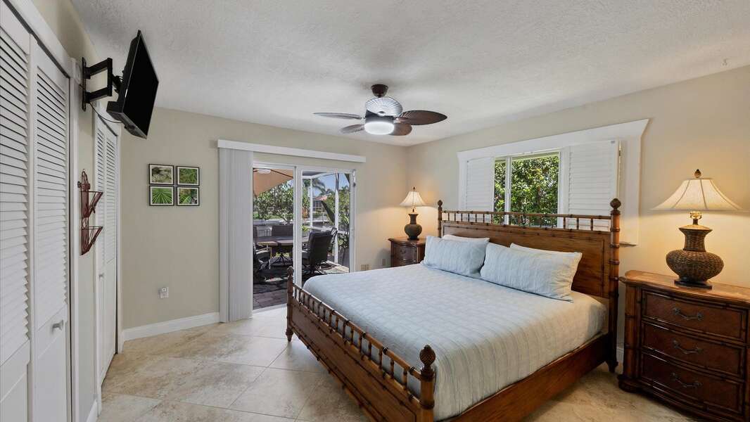 Second bedroom with king bed and lanai access