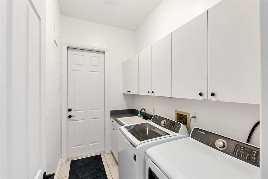 Full size washer and dryer in the laundry room