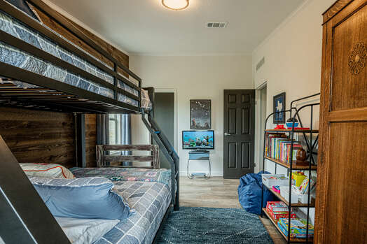 Bunk Room - Twin over Full Bunk Beds and a Smart TV