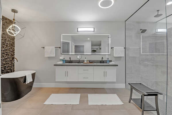 Master Bathroom En Suite Bathroom with Dual Sinks, Large Shower and Tub
