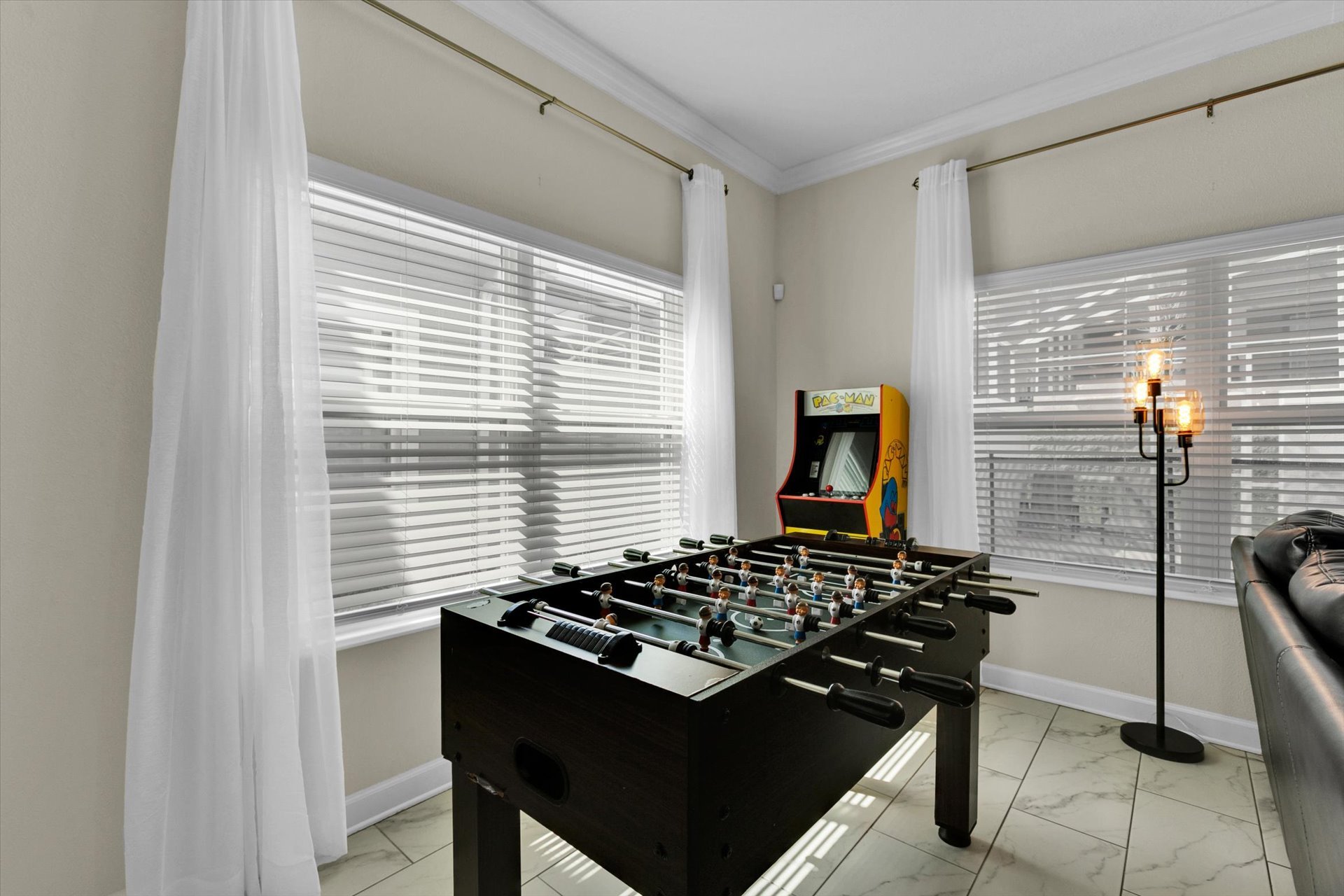 Spielbereich im WohnzimmerFußballPac-Man Video Arcade