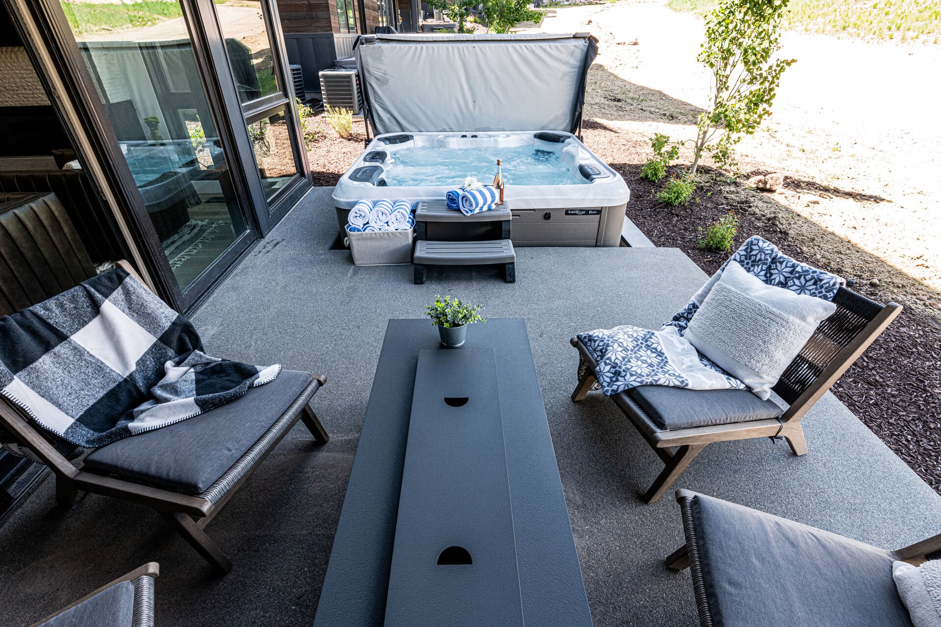 Fire table surrounded by 4 comfortable outdoor chairs