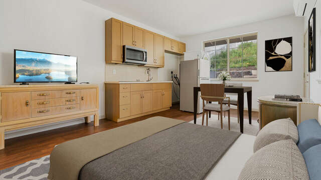 Queen bed with en-suite bathroom
