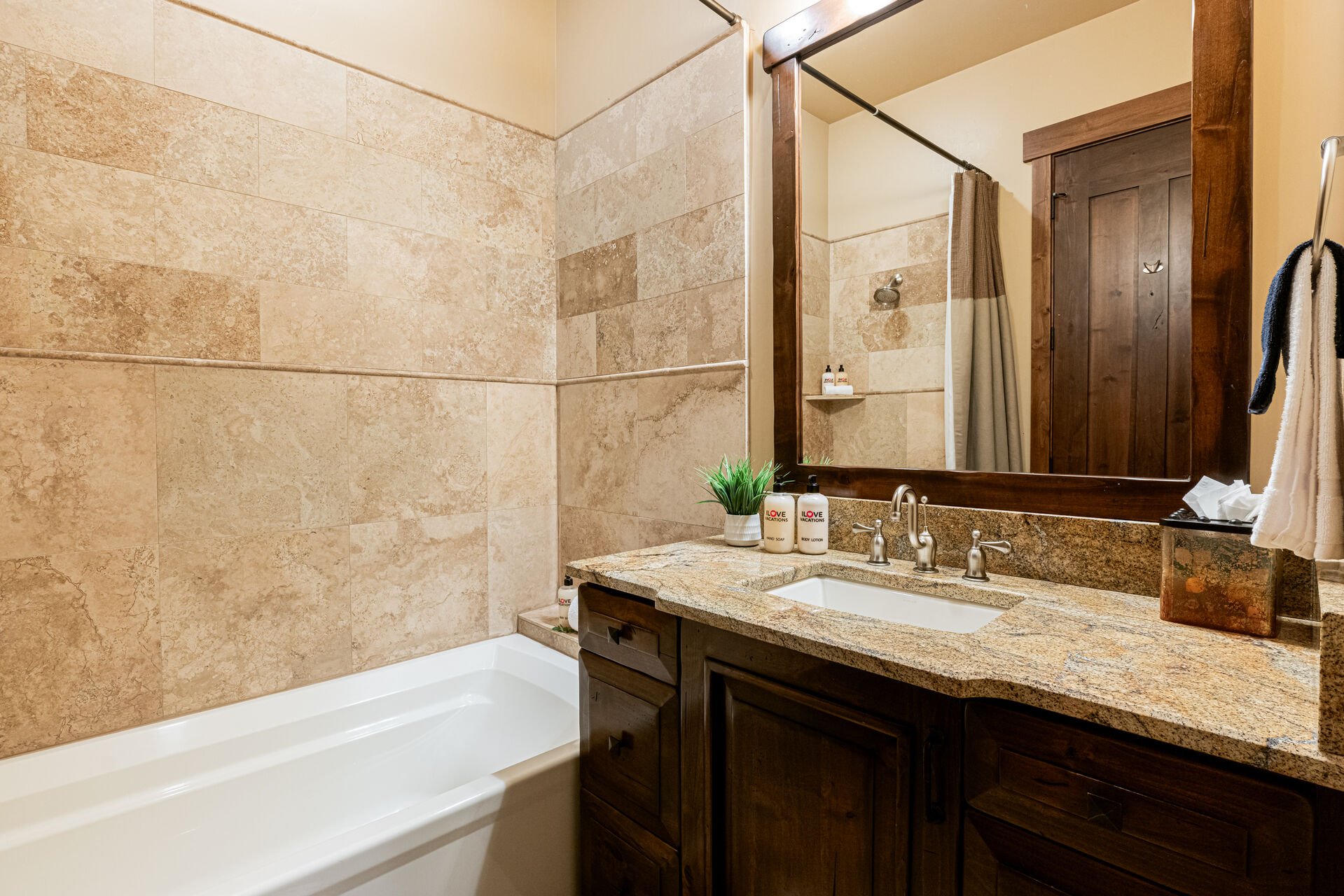 Master Bedroom 2 en suite bathroom with shower/tub combo