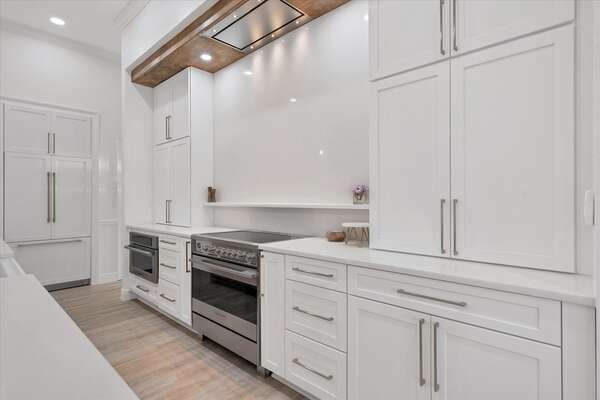 Beautiful, spacious kitchen with top of the line appliances