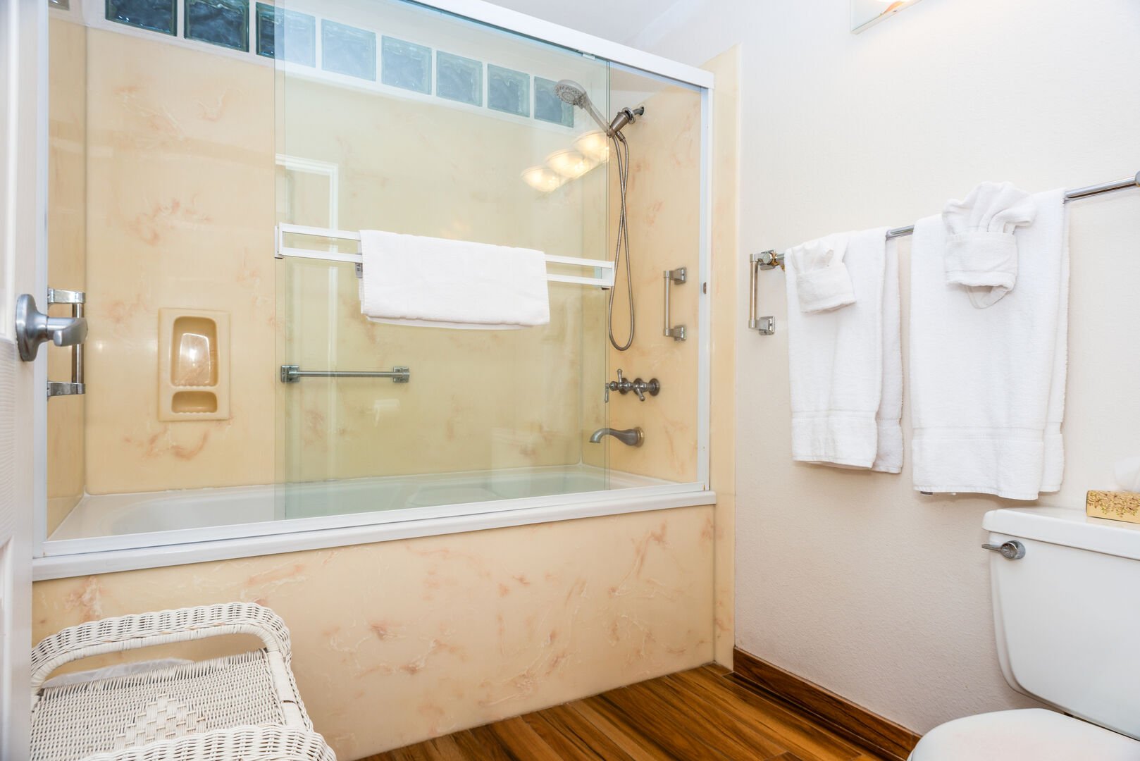 Primary Bathroom with Bathtub/Shower Combo