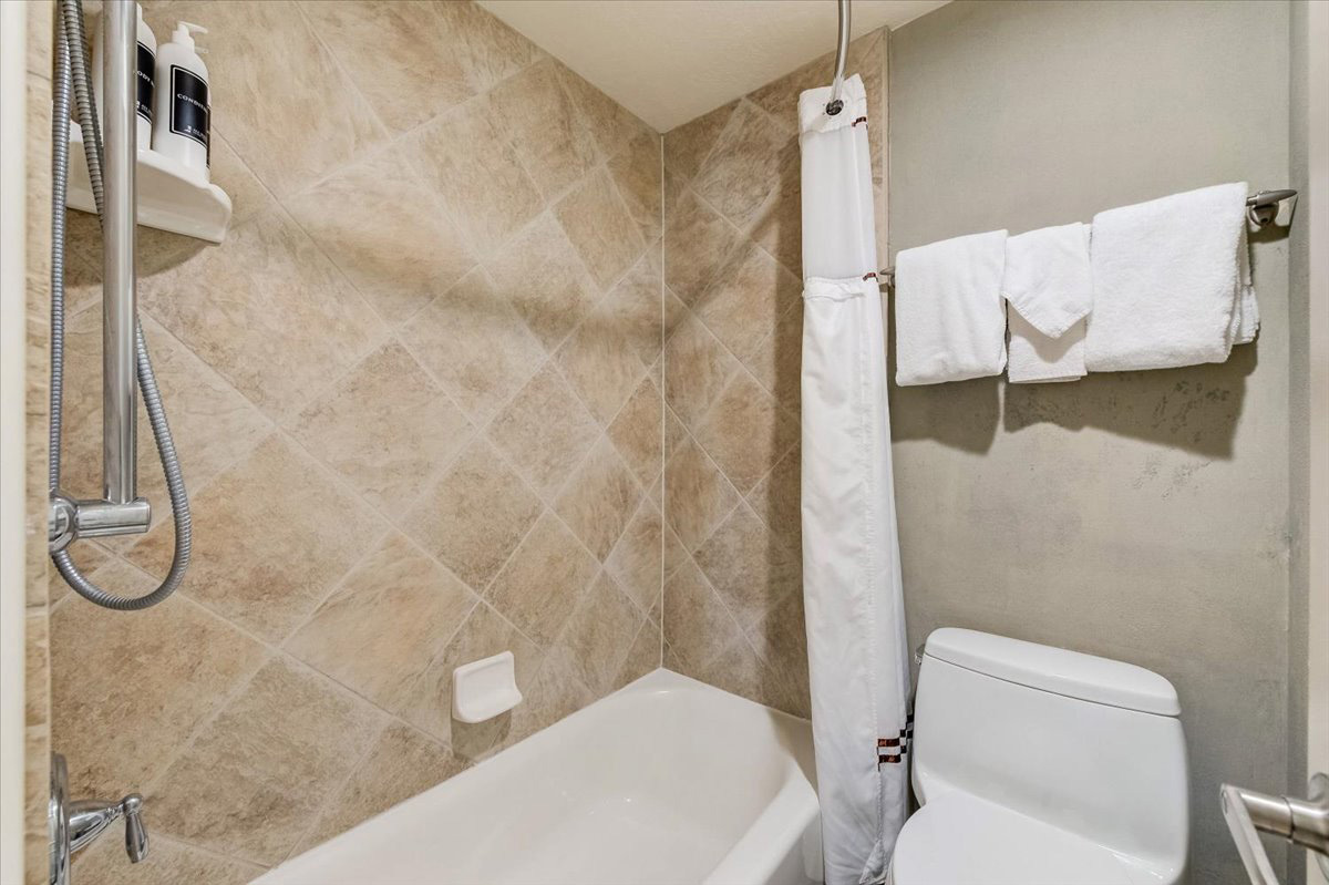 Bathroom 1 w/ Tub/Shower Combo