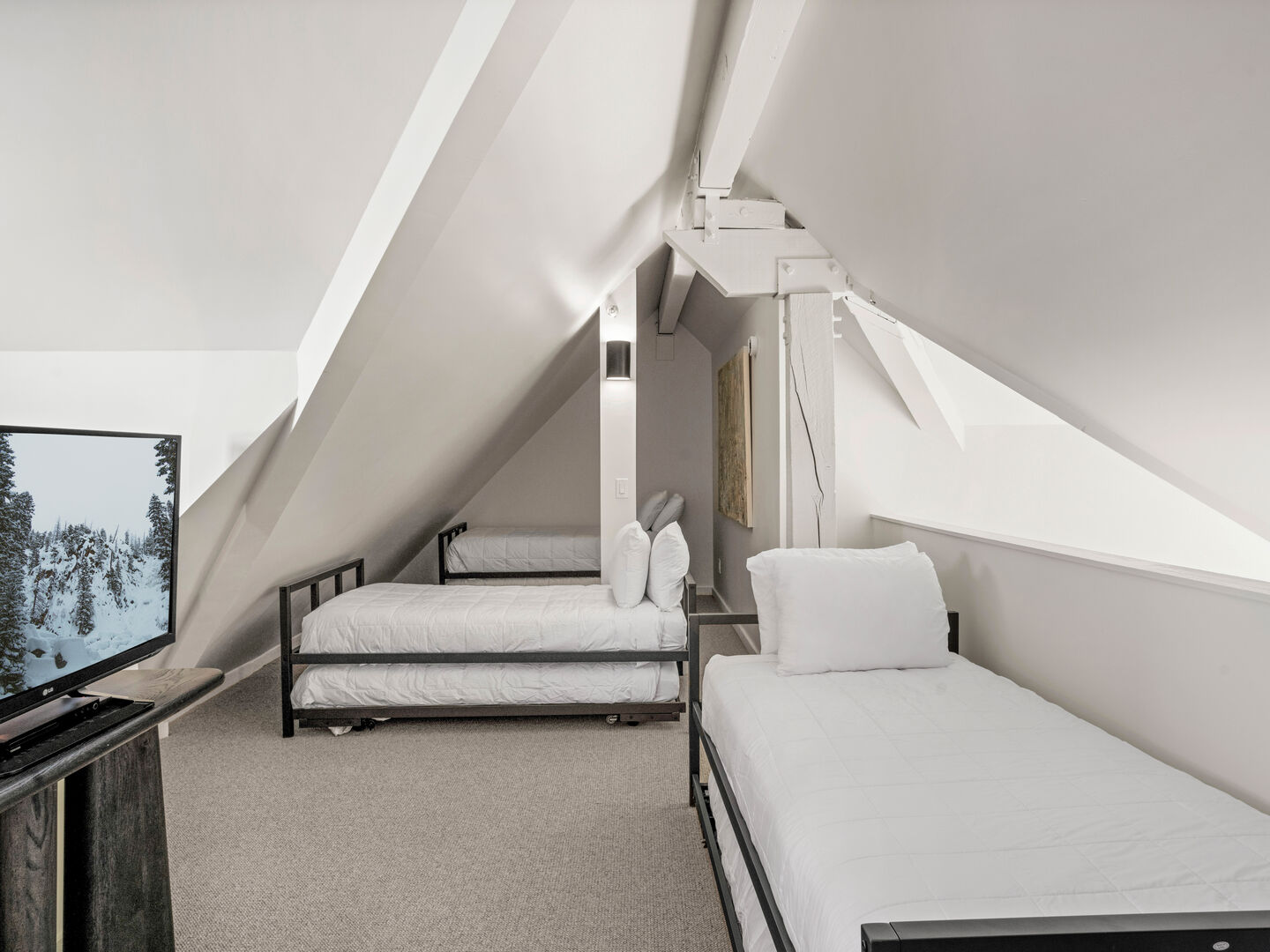 Loft with 3 Twin Beds
