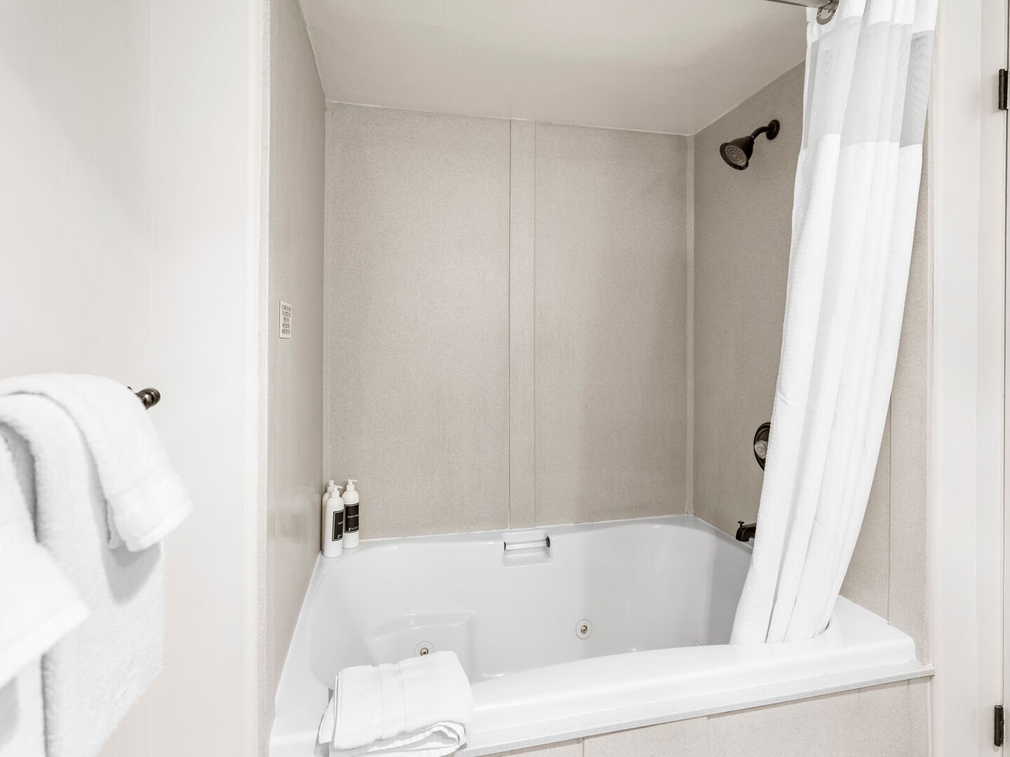 Jetted Tub / Shower