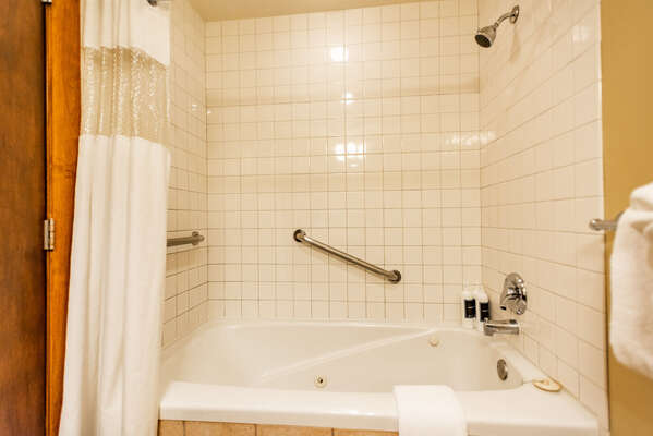 Bathroom with Large Jetted Tub & Shower Combo