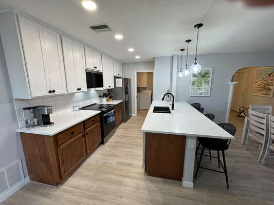 Open, fully-equipped kitchen overlooking the diningarea and living room