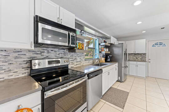 Beautifully remodeled kitchen with every modern convenience!