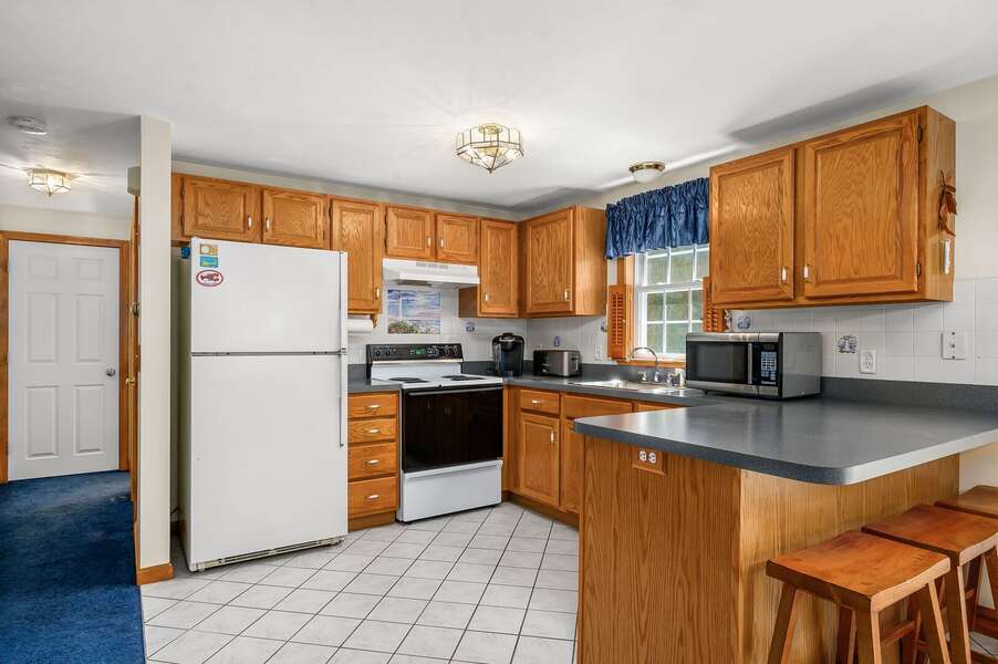 Open kitchen with counter seating - 20 Victoria Lane Dennis - 5 O'Clock Somewhere - NEVR