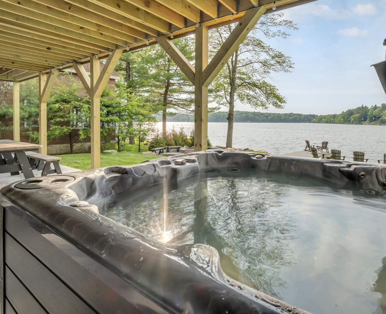 No Worries
You can't help but feel the Good Vibes washing over you in a Hot Tub with a view of Lake Harmony.