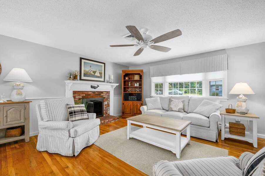 Comfortable seating for everyone - 40 Willow Street West Harwich - Waves on Willow - NEVR
