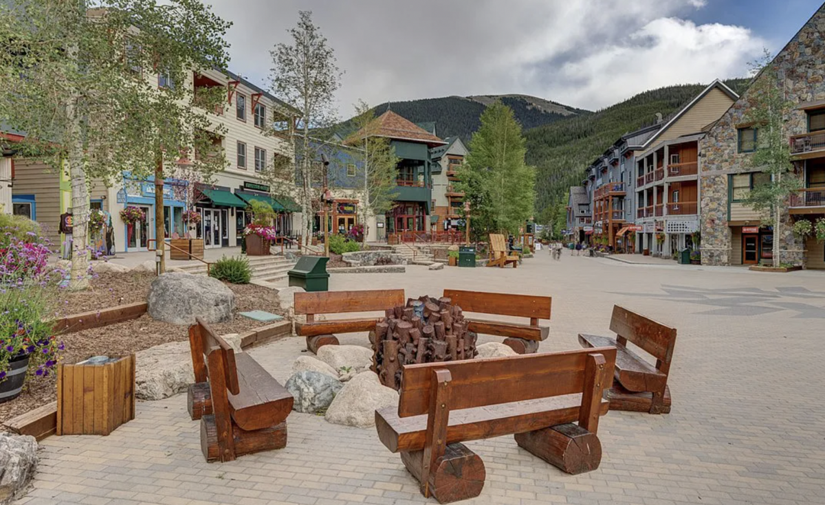  ️ Step outside to explore the lively River Run Village, filled with numerous restaurants, shops, and fun activities.  