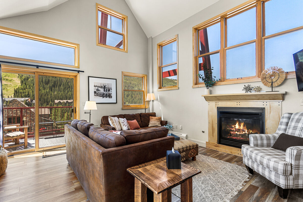  ‍♀️ Comfortable living spaces, featuring a fireplace and a Smart TV for cozy evenings in.     Sliding glass door in the living room opens to one of two decks for morning coffee with a breathtaking view.  ️