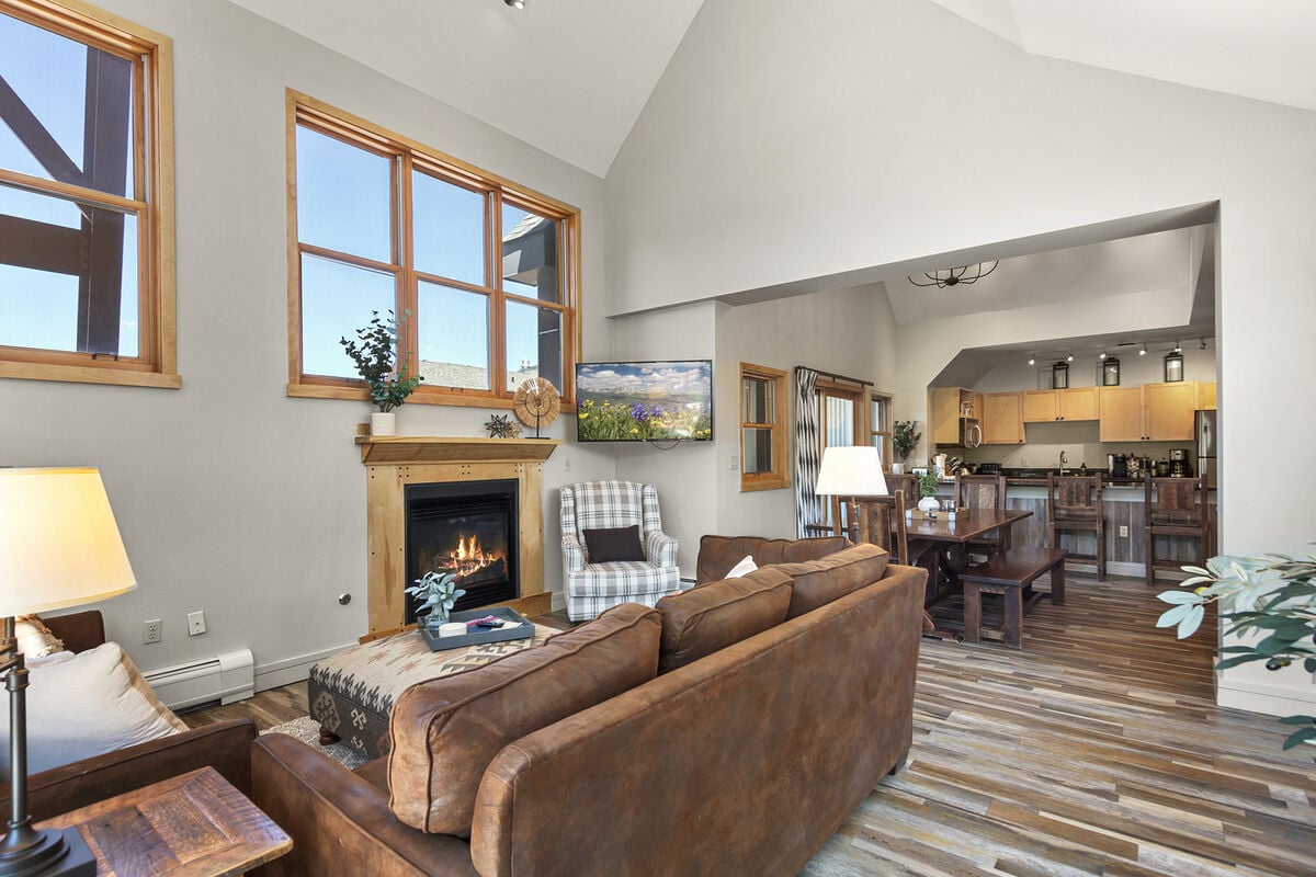 ✨ Embrace the mountain chic vibe with stylish furnishings that enhance the overall ambiance.  ️Open flowing concept in this space, perfect for a large group of up to 12 people.  