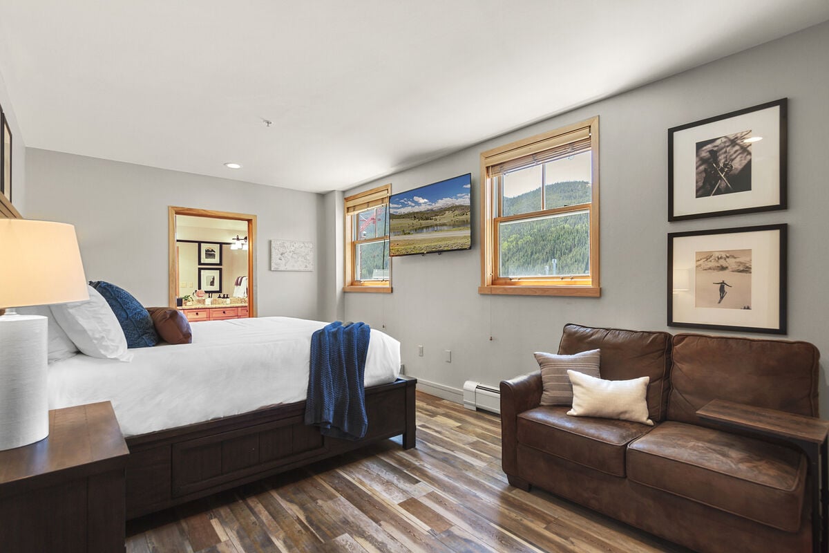  ️ Warm and welcoming bedrooms, designed with mountain-inspired furnishings, and each with a private bathroom.  