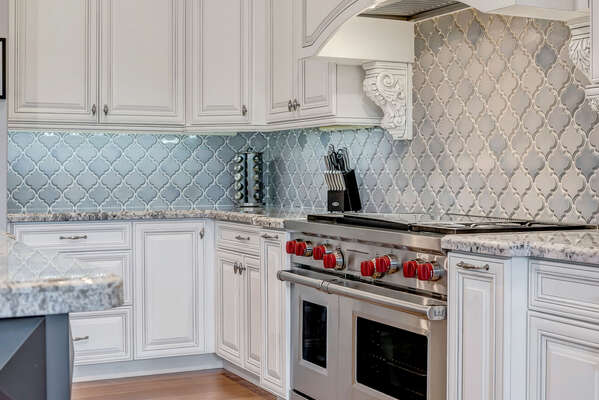 Stunning Mosaic grey tiled backsplash and plenty of Granite Counter-space