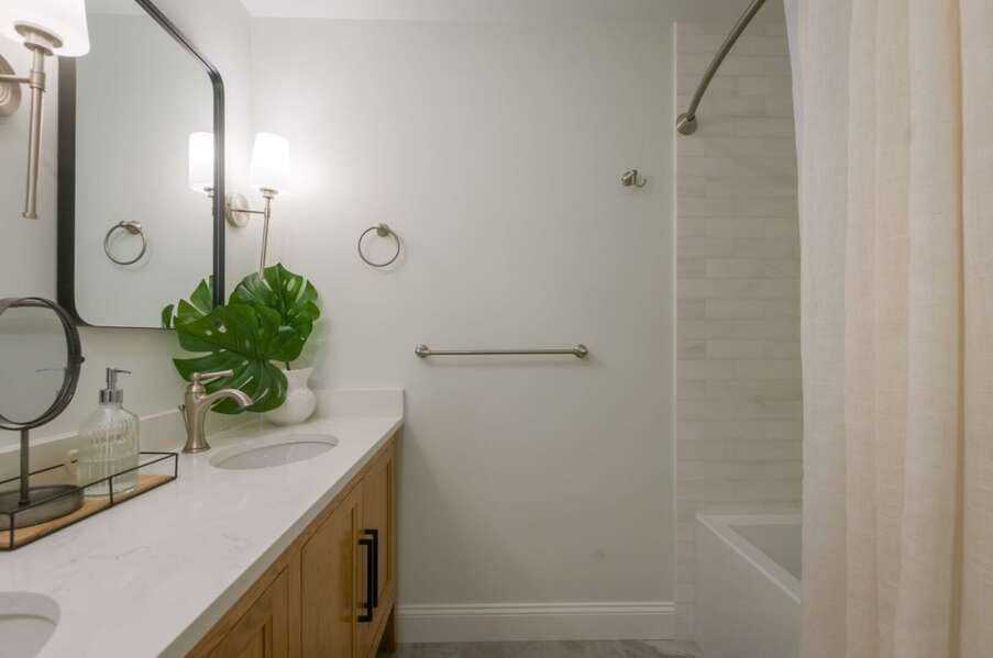 Bathroom 2- Full w/ tub/shower combo