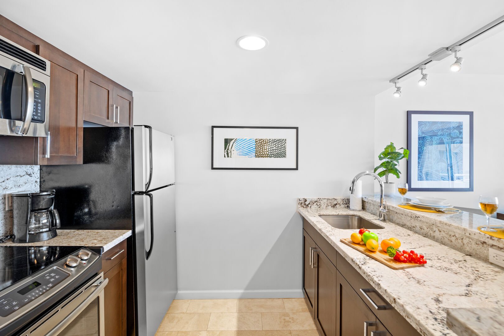 Fully equipped kitchen with full-size new appliances