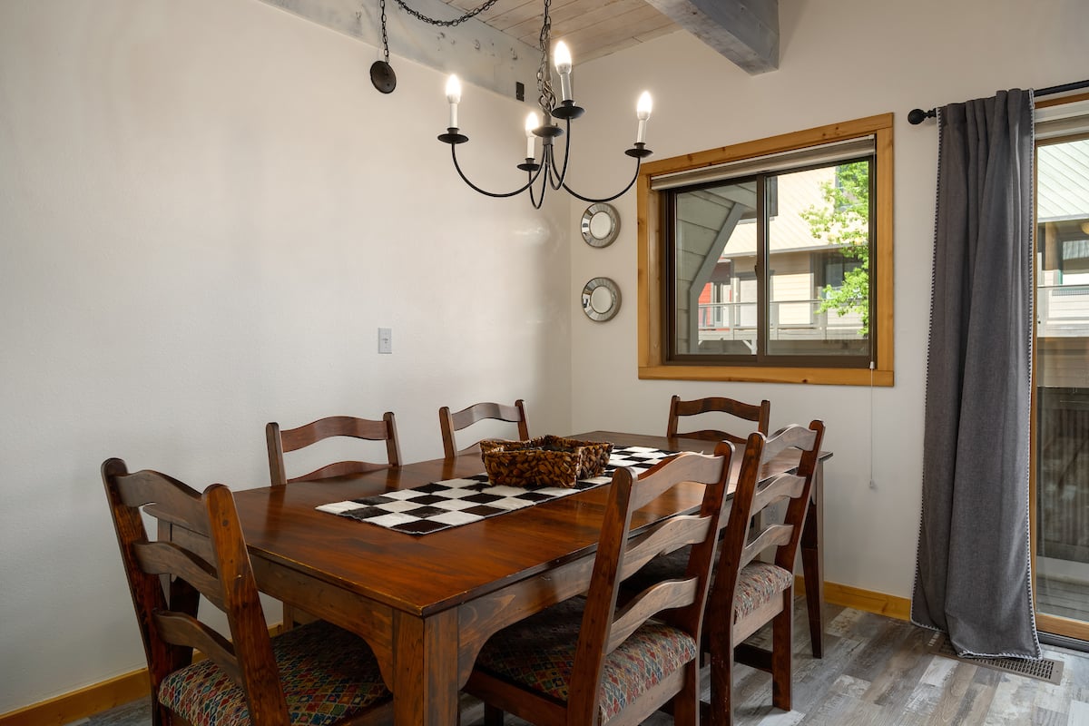 Seating for 6 at the dining table, plus additional seating at the breakfast bar