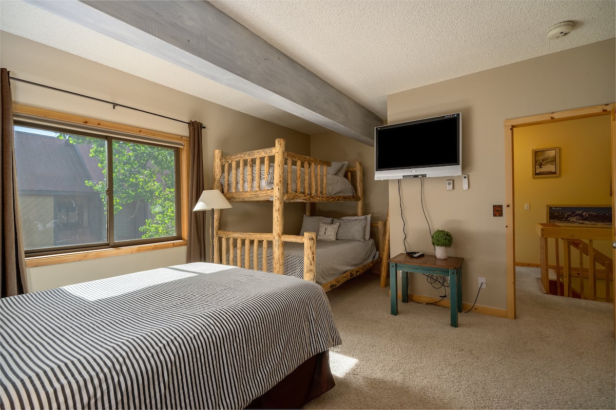 Spacious 3rd bedroom with a single queen size bed and a twin over a full bunk bed.