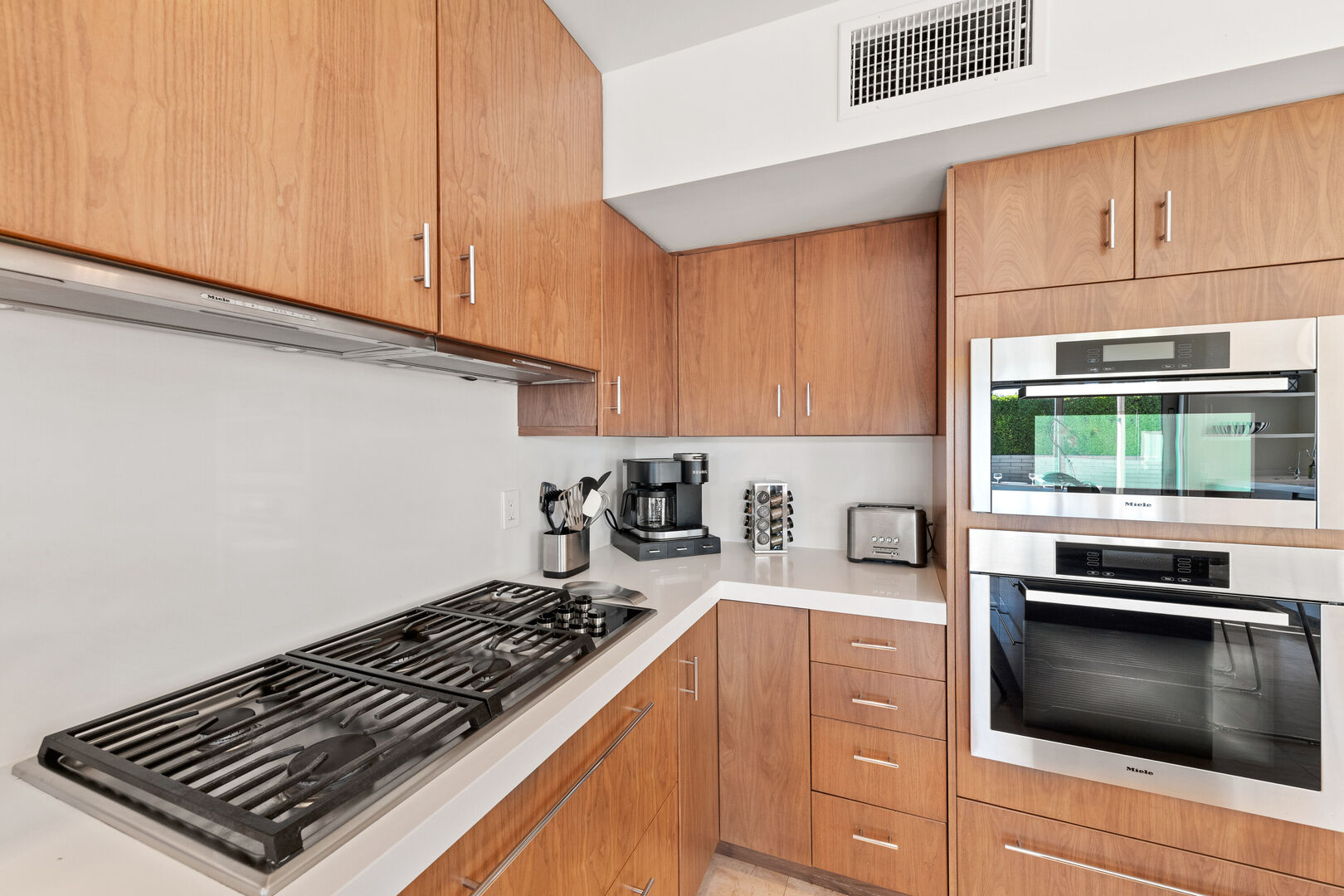 MODERN, UPDATED, LUXURY CHEF'S KITCHEN, FULLY STOCKED AND READY TO GO!
