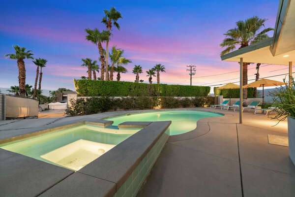 RESORT LIKE POOL, SPA, BBQ , OUTDOOR DINING, LOUNGERS AND SOME OF THE MOST AMAZING VIEWS IN PALM SPRINGS!