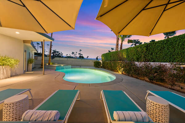 RESORT LIKE POOL, SPA, BBQ , OUTDOOR DINING, LOUNGERS AND SOME OF THE MOST AMAZING VIEWS IN PALM SPRINGS!