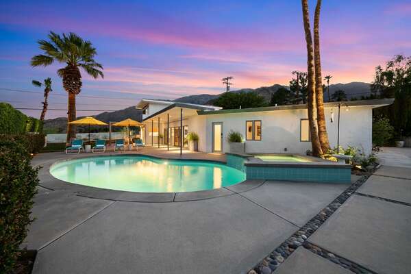 RESORT LIKE POOL, SPA, BBQ ,OUTDOOR DINING, LOUNGERS AND SOME OF THE MOST AMAZING VIEWS IN PALM SPRINGS!