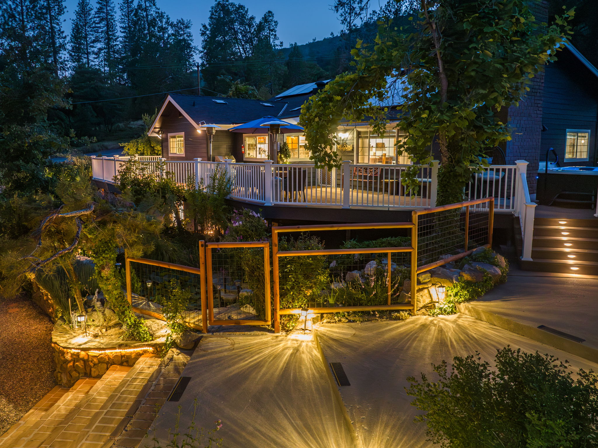 Yosemite Creekside Retreat with spa/games/EV Charger and more