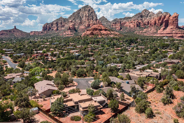 Nestled amidst the breathtaking beauty of the desert landscape, Sedona Coffee Pot Rock House stands as a serene oasis.