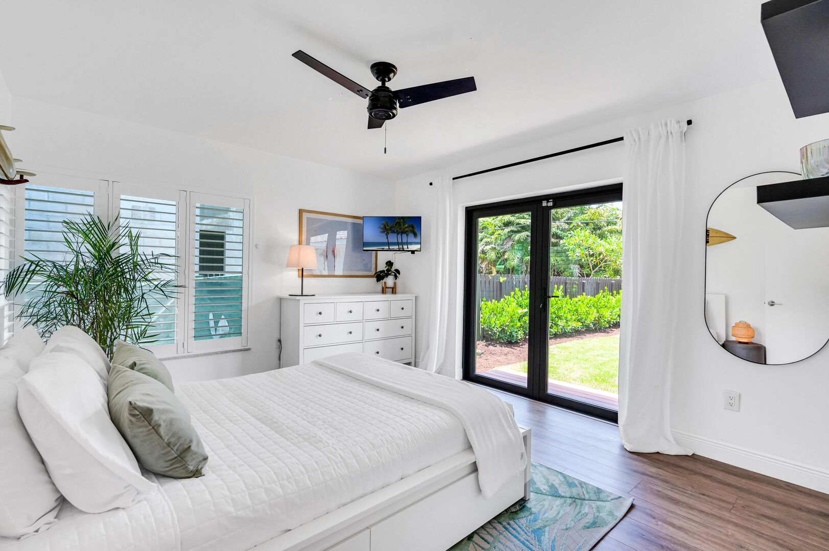 Unwind in Our Guest Bedroom, Offering a Queen-Size Bed, Smart TV, and Direct Doors Leading to the Pool. Your Perfect Blend of Comfort and Outdoor Delight.