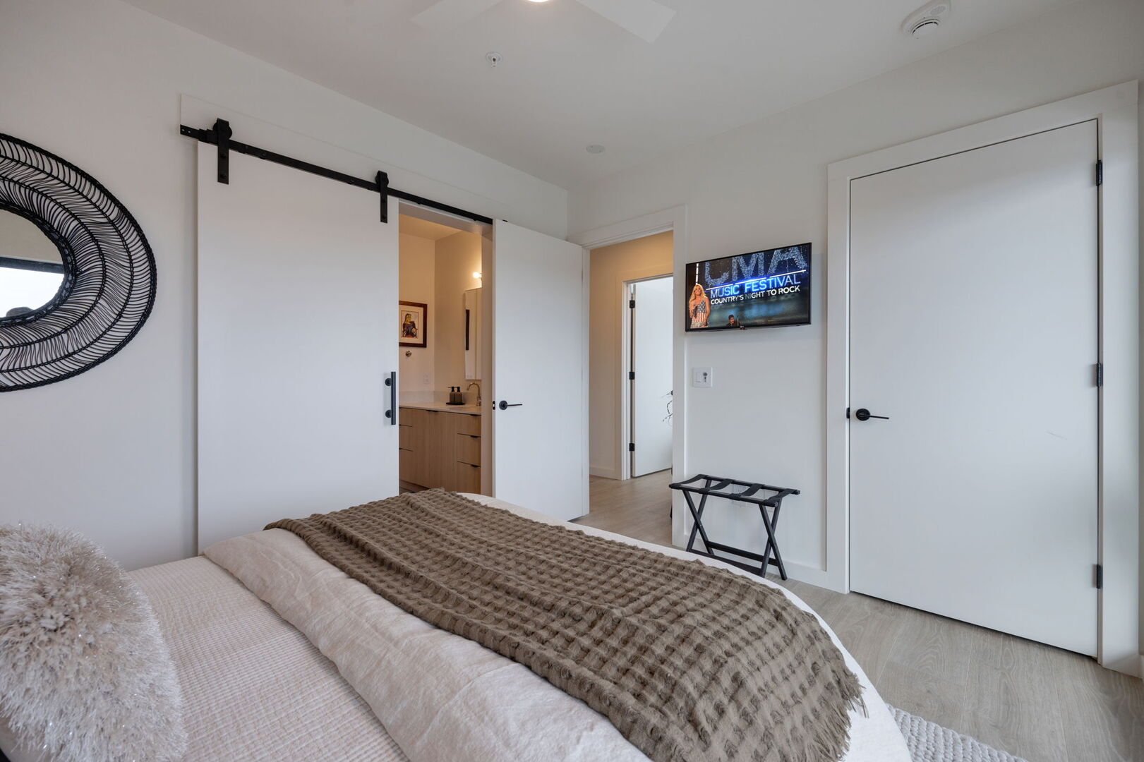 Main Level: 2nd bedroom with Queen bed, smart TV, connected to the 2nd bathroom (jack-and-jill style).