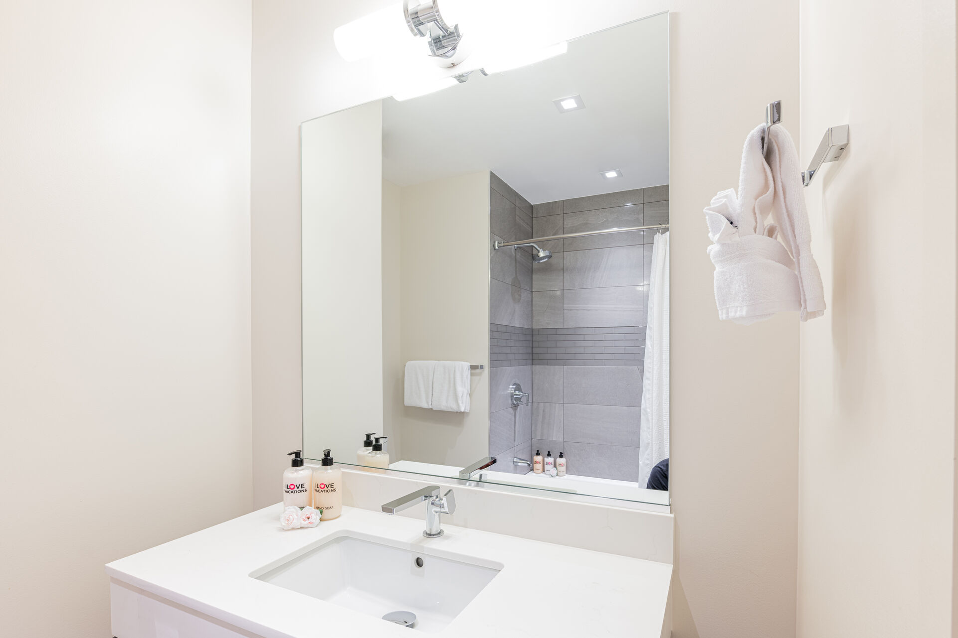 Master Bedroom 3 en suite bathroom with tub/shower combo