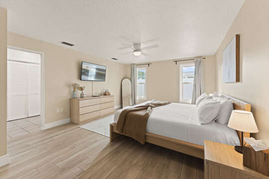 Additional Master bedroom with king bed and ensuite bathroom