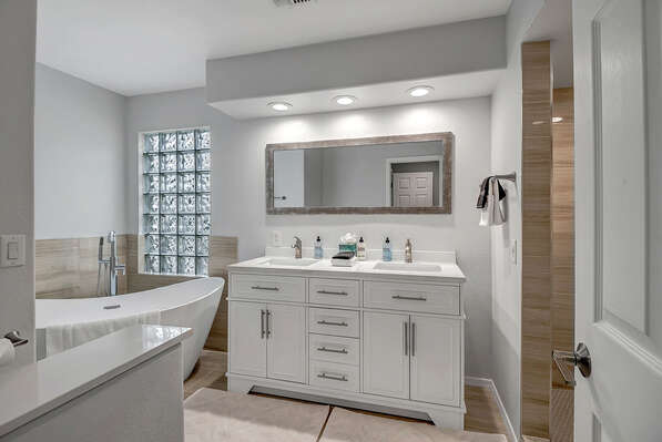 Master En Suite Bathroom with Dual Sinks, Walk in Shower and Soaking Tub