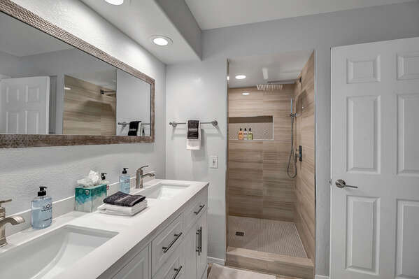Master En Suite Bathroom with Dual Sinks, Walk in Shower and Soaking Tub